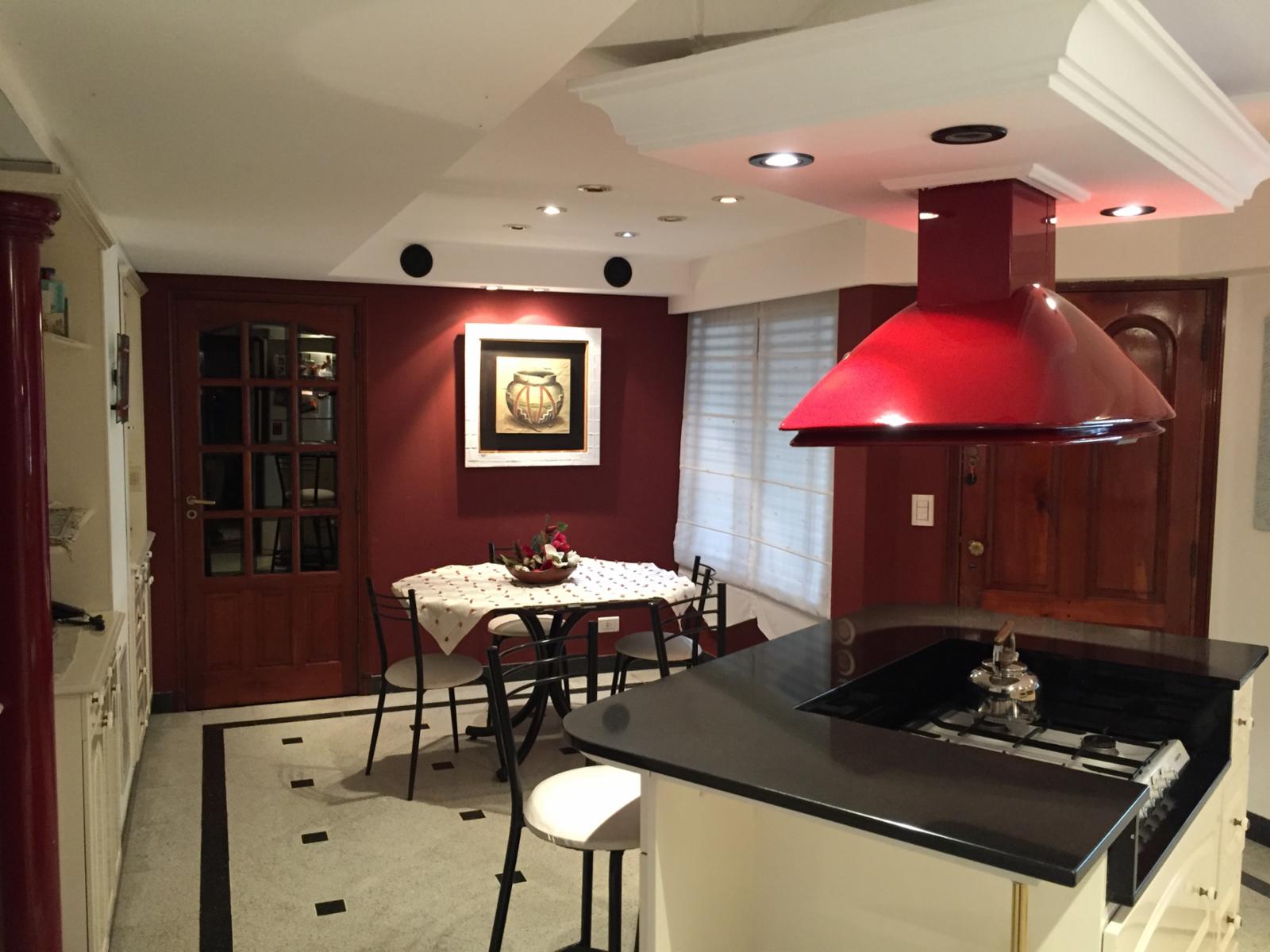 HERMOSA CASA DE CATEGORIA DE 4 AMBIENTES CON FONDO Y PILETA EN VENTA - VILLA LUZURIAGA — foto 5