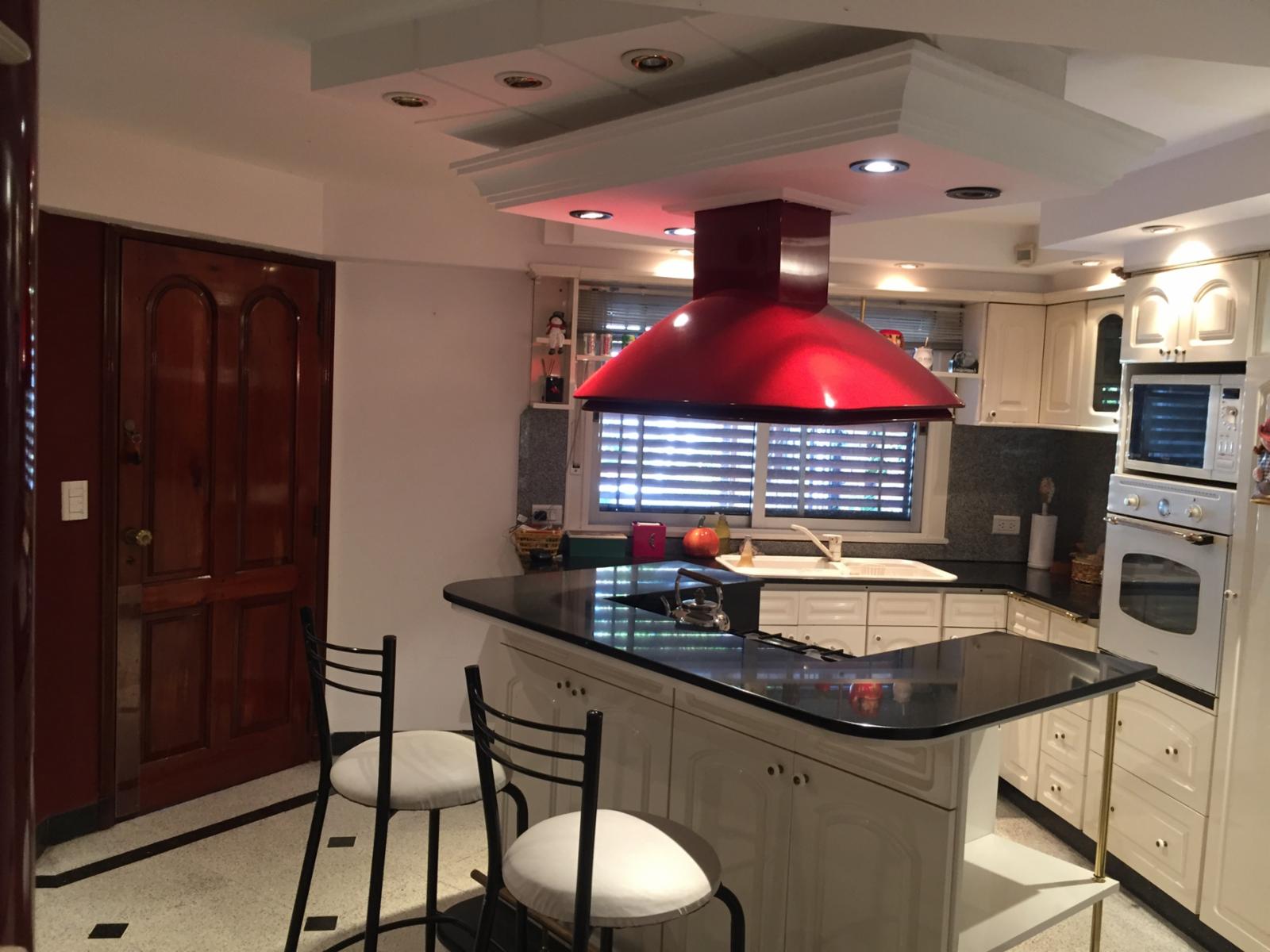 HERMOSA CASA DE CATEGORIA DE 4 AMBIENTES CON FONDO Y PILETA EN VENTA - VILLA LUZURIAGA — foto 6