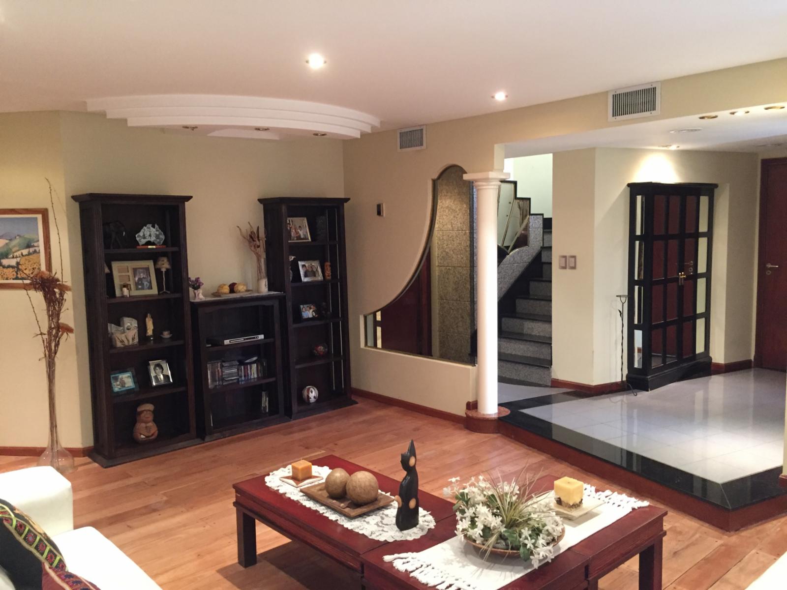 HERMOSA CASA DE CATEGORIA DE 4 AMBIENTES CON FONDO Y PILETA EN VENTA - VILLA LUZURIAGA — foto 7