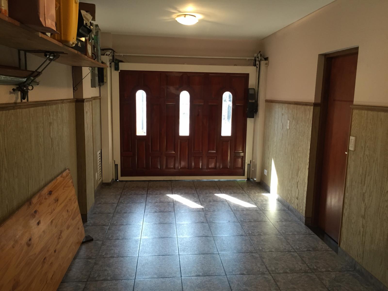 HERMOSA CASA DE CATEGORIA DE 4 AMBIENTES CON FONDO Y PILETA EN VENTA - VILLA LUZURIAGA — foto 8