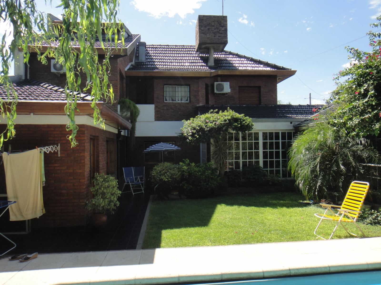 HERMOSA CASA DE CATEGORIA DE 4 AMBIENTES CON FONDO Y PILETA EN VENTA - VILLA LUZURIAGA — foto 10