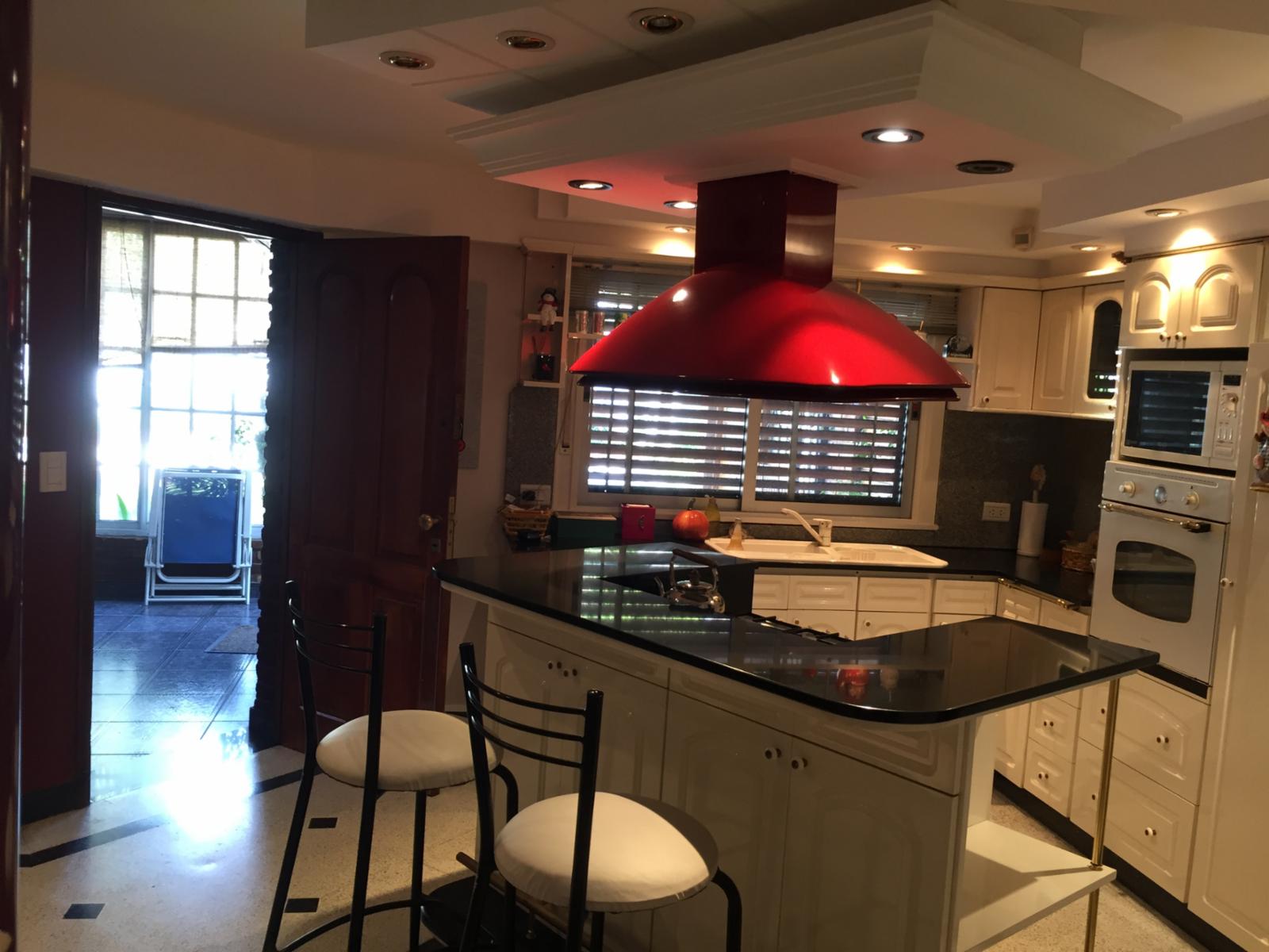 HERMOSA CASA DE CATEGORIA DE 4 AMBIENTES CON FONDO Y PILETA EN VENTA - VILLA LUZURIAGA — foto 12