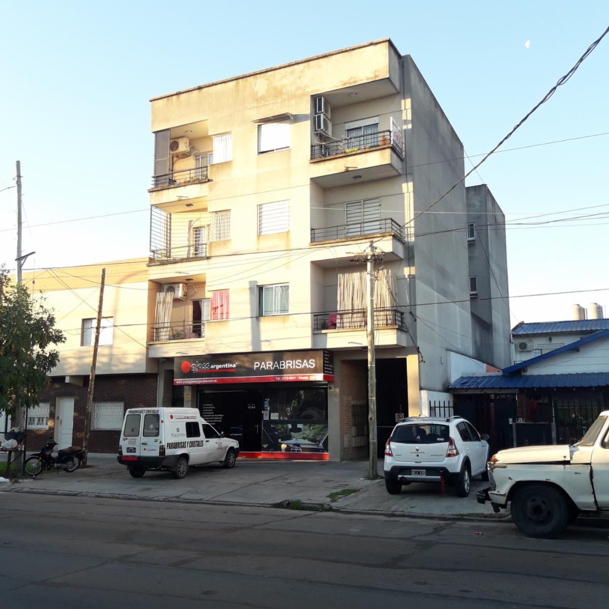 DEPARTAMENTO DE 2 AMBIENTES CON COCHERA DESCUBIERTA EN VENTA - VILLA LUZURIAGA — foto 2