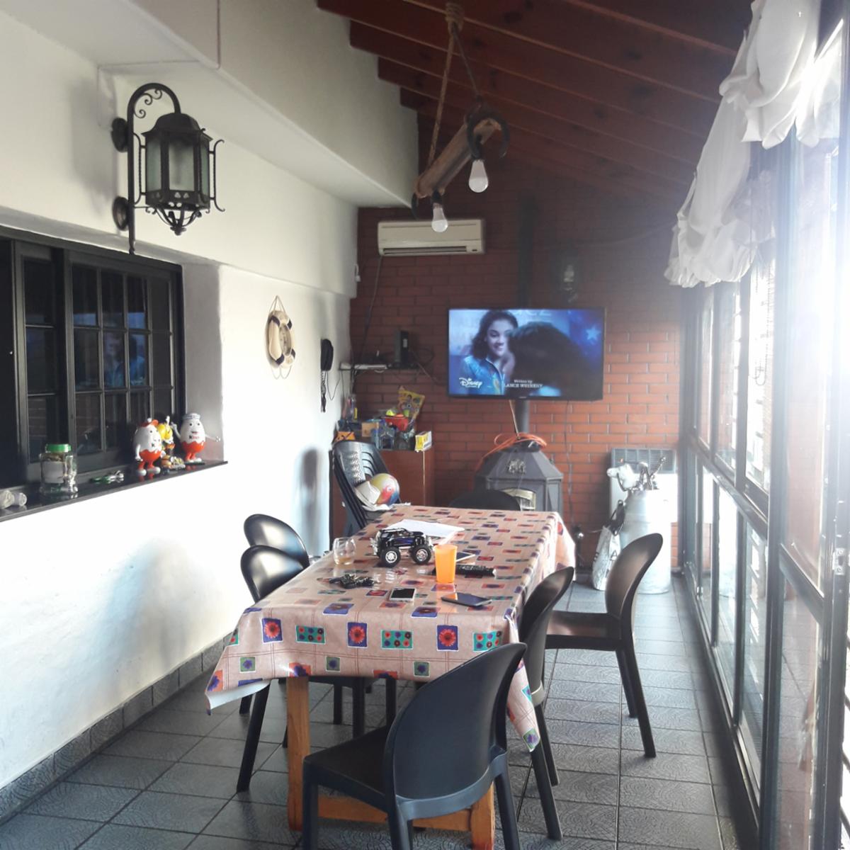 HERMOSA CASA DE 5 AMBIENTES CON PILETA EN VENTA - LA TABLADA