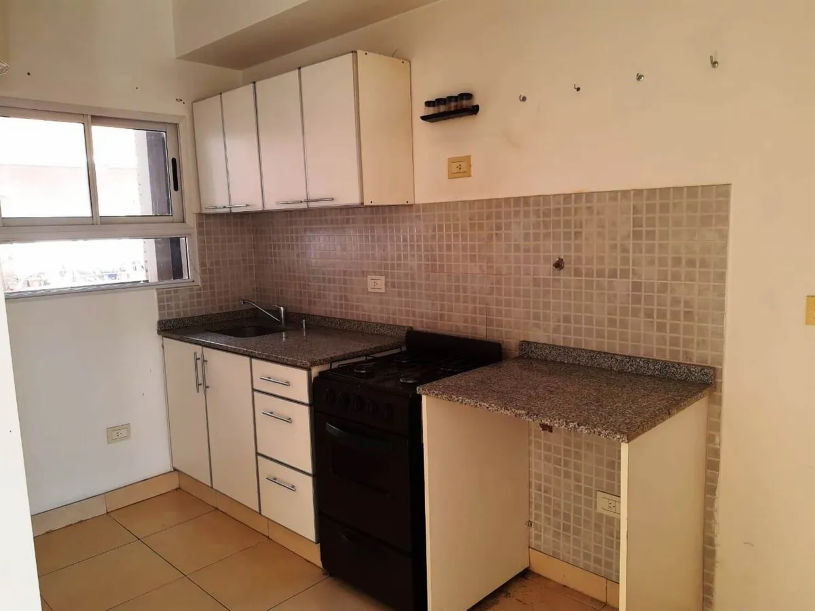 Departamento de 2 ambientes con cochera cubierta en venta en Villa Luzuriaga