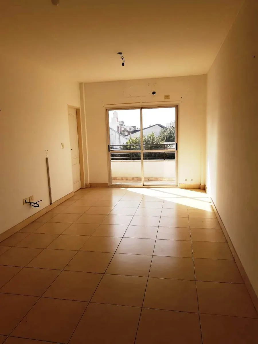 Departamento de 2 ambientes con cochera cubierta en venta en Villa Luzuriaga — foto 4