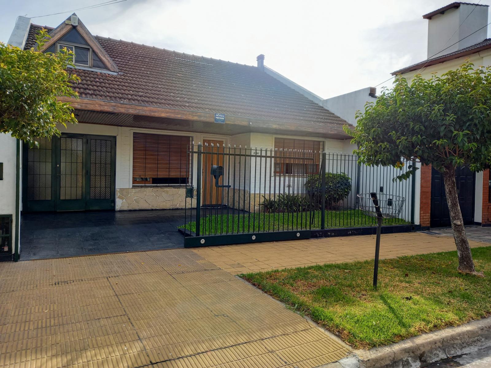 Excelente Casa de 3 ambientes con fondo verde pileta y quincho zona colegio Don Bosco