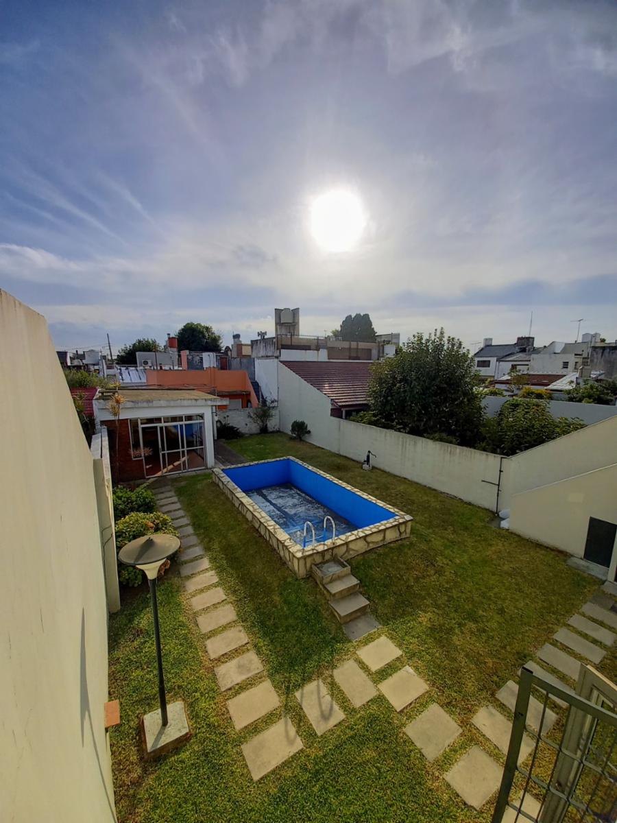 Excelente Casa de 3 ambientes con fondo verde pileta y quincho zona colegio Don Bosco — foto 3