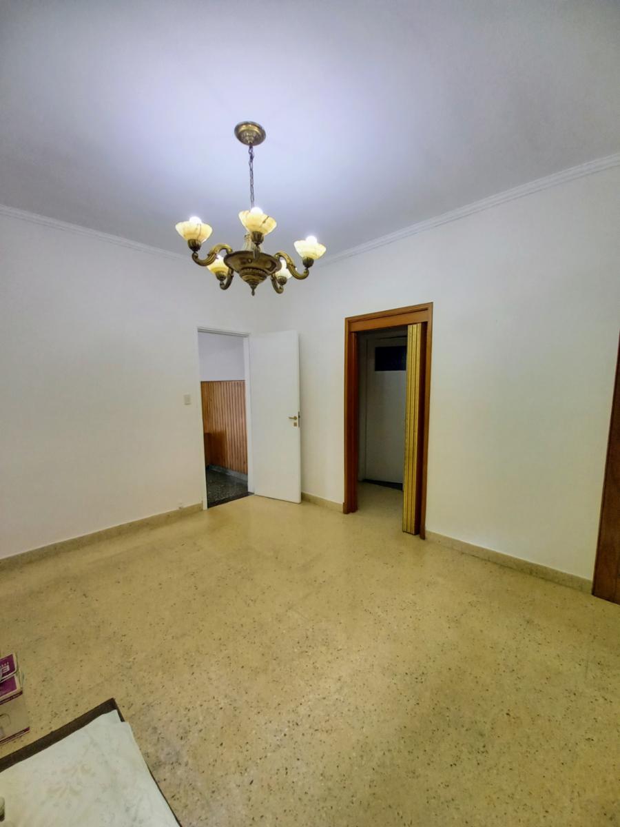 Excelente Casa de 3 ambientes con fondo verde pileta y quincho zona colegio Don Bosco — foto 5