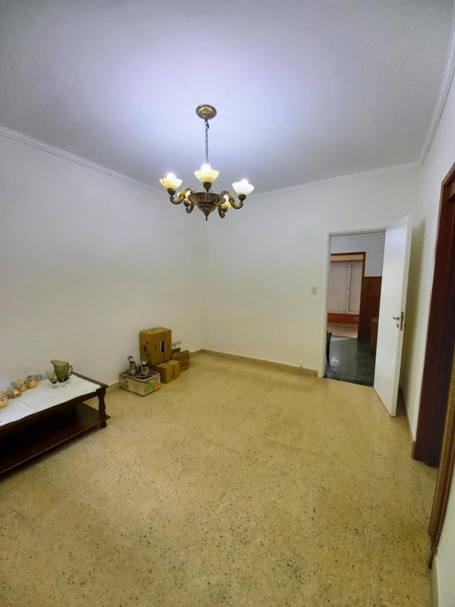 Excelente Casa de 3 ambientes con fondo verde pileta y quincho zona colegio Don Bosco — foto 6