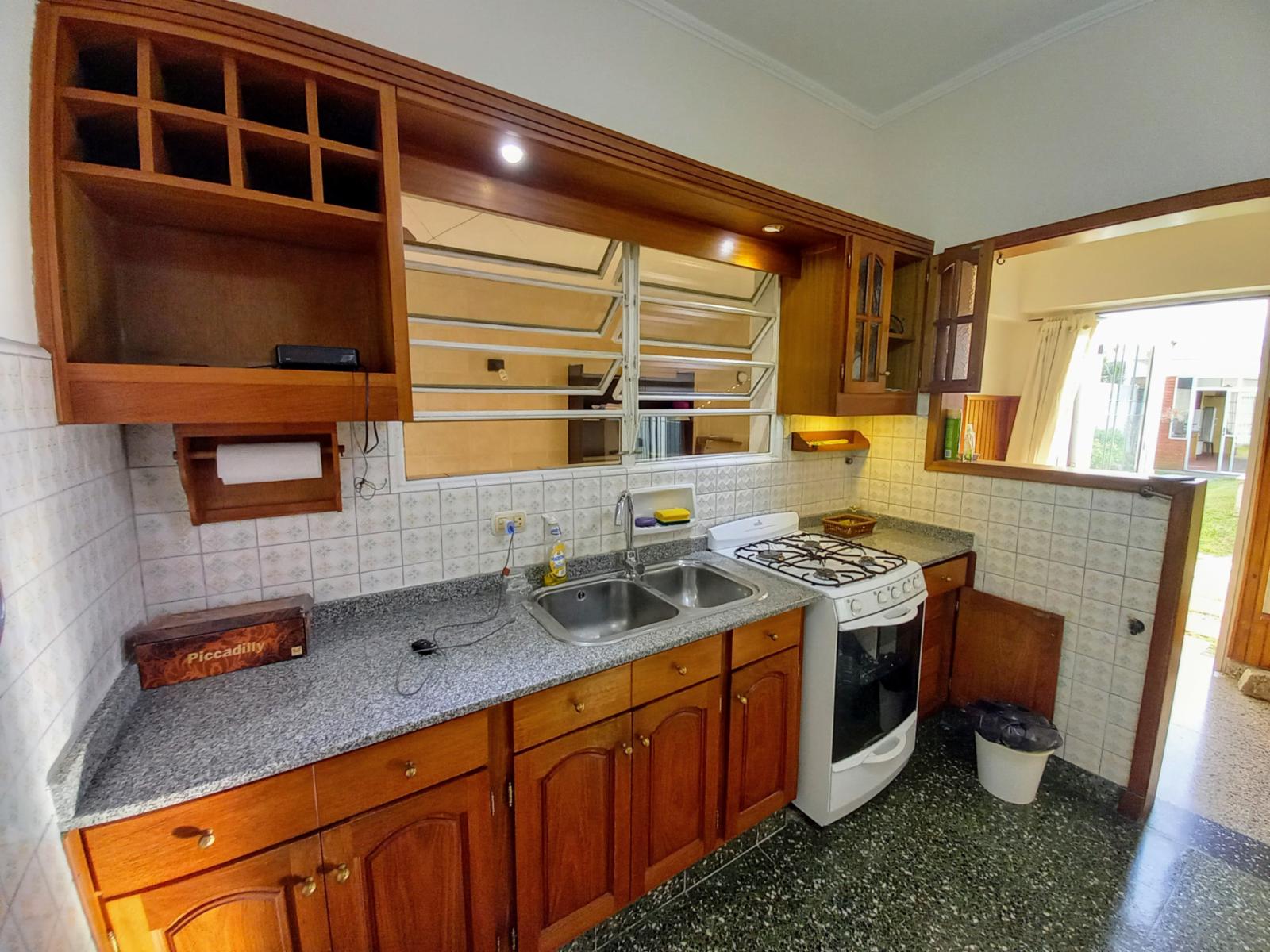 Excelente Casa de 3 ambientes con fondo verde pileta y quincho zona colegio Don Bosco — foto 8