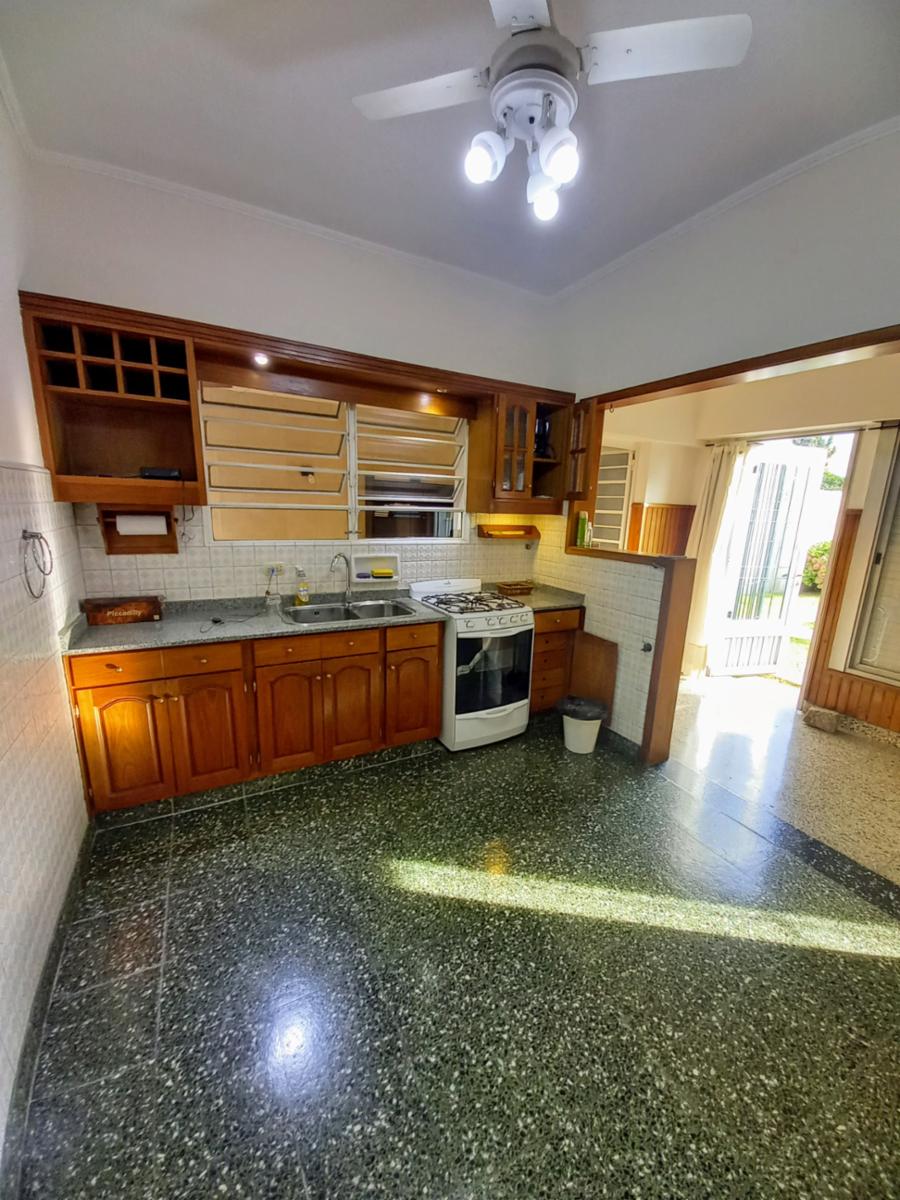 Excelente Casa de 3 ambientes con fondo verde pileta y quincho zona colegio Don Bosco — foto 9