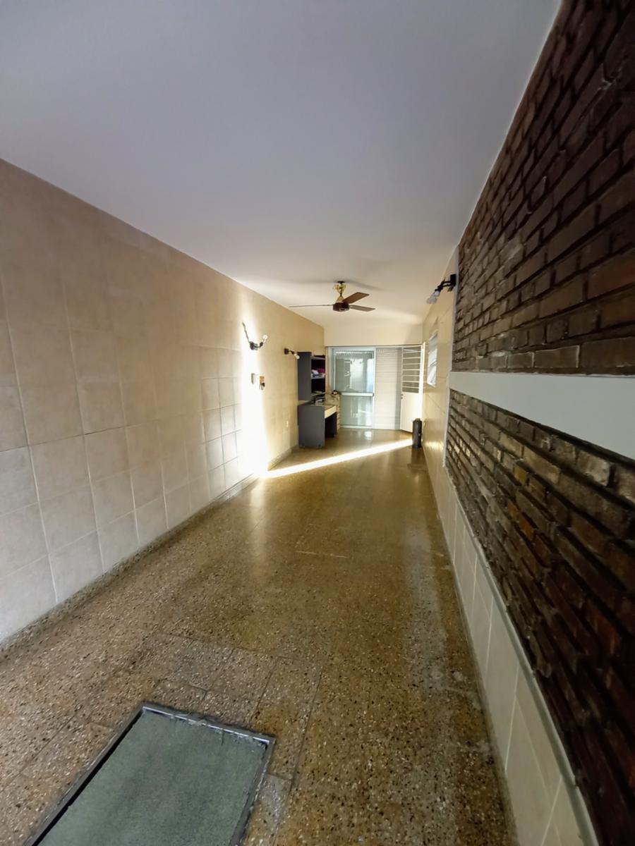 Excelente Casa de 3 ambientes con fondo verde pileta y quincho zona colegio Don Bosco — foto 12