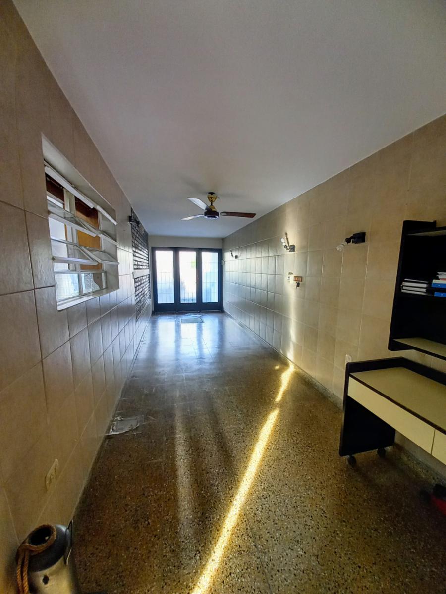 Excelente Casa de 3 ambientes con fondo verde pileta y quincho zona colegio Don Bosco — foto 13