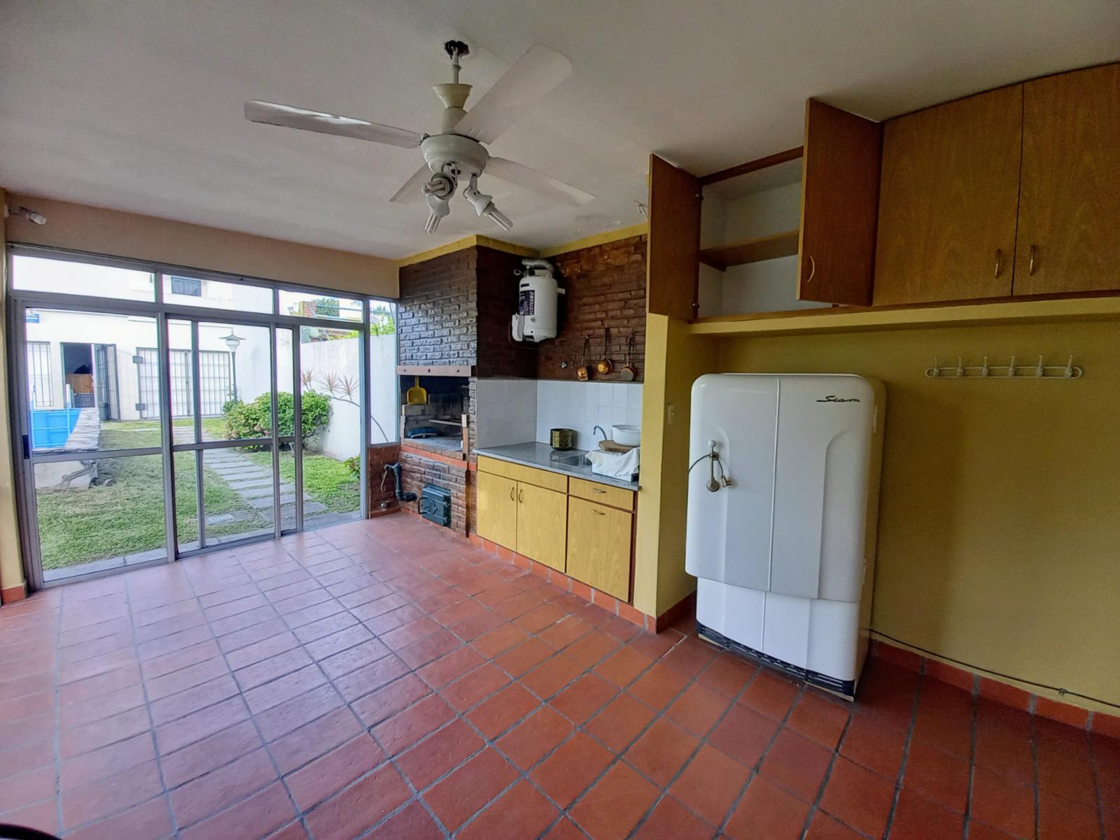 Excelente Casa de 3 ambientes con fondo verde pileta y quincho zona colegio Don Bosco — foto 15