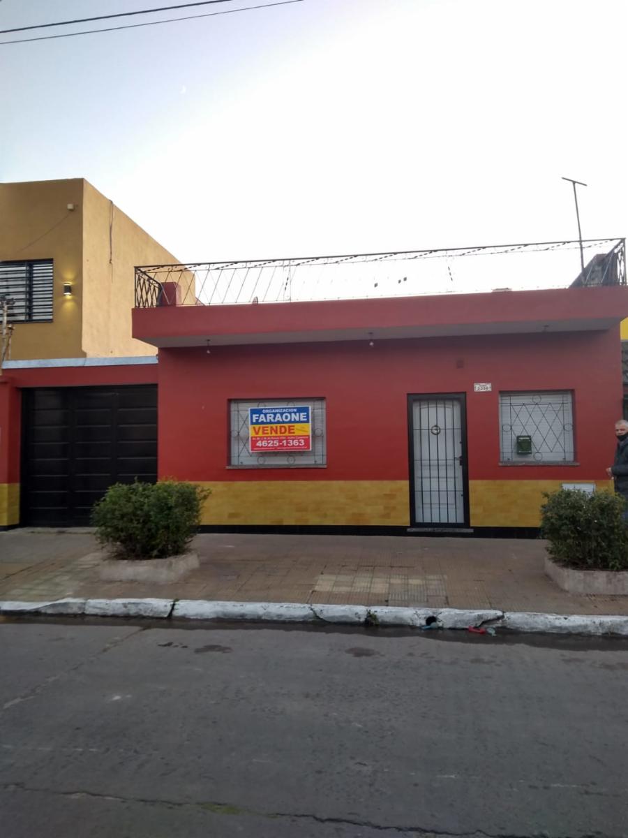 CASA DE 4 AMB.- CALLE ROMA AL 3000 I.C