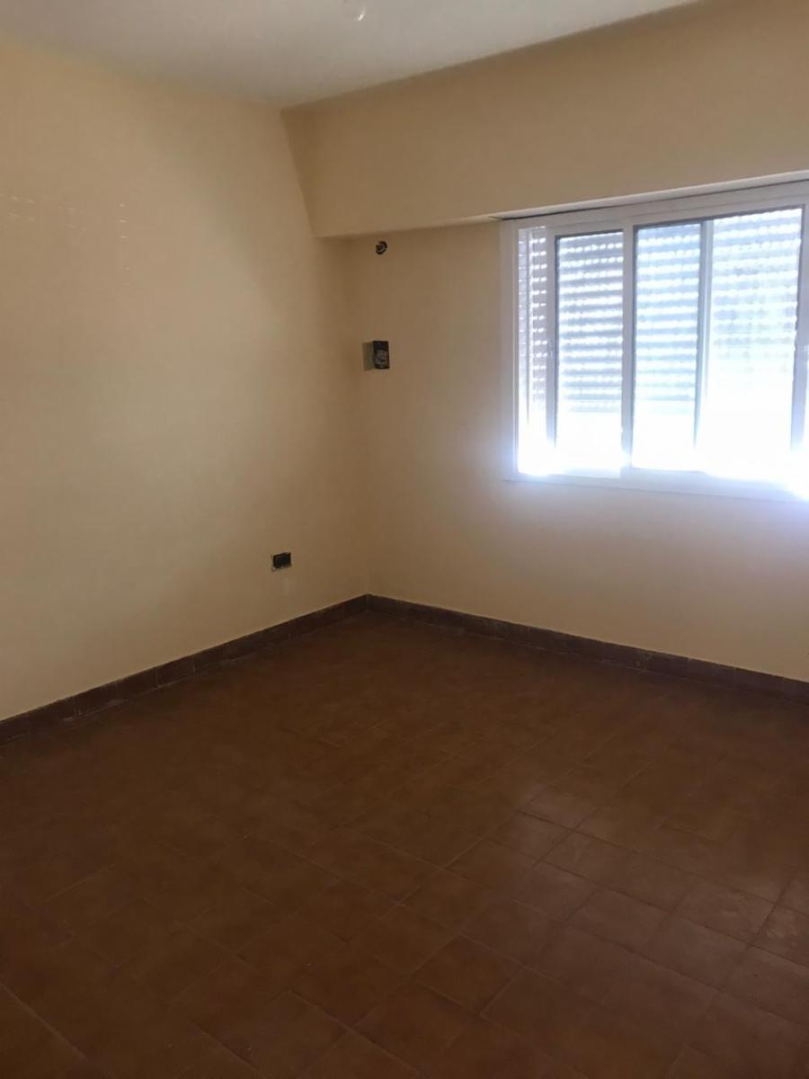 CASA T/ DEPTO P.BAJA AL FRENTE.- CALLE BRUSELAS AL 600 I.CASANOVA — foto 3