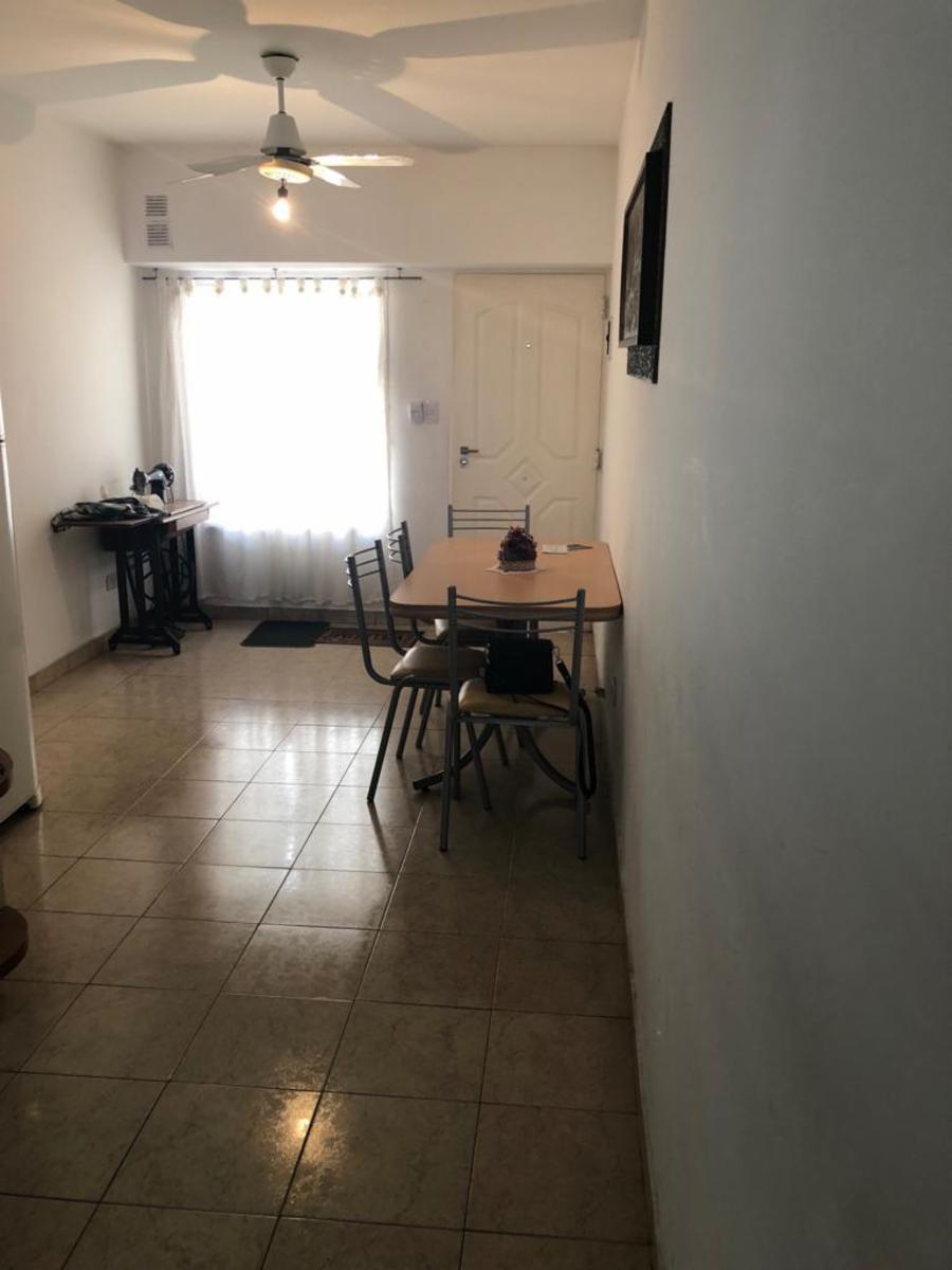 Dpto. 2 amb contrafrente con balcón, impecable estado, en excelente zona residencial