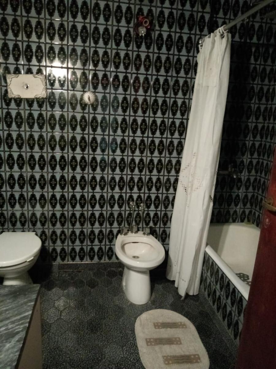 Amplio y luminoso ph al frente en 1º piso de 4 amb. Villa Luzuriagta — foto 9