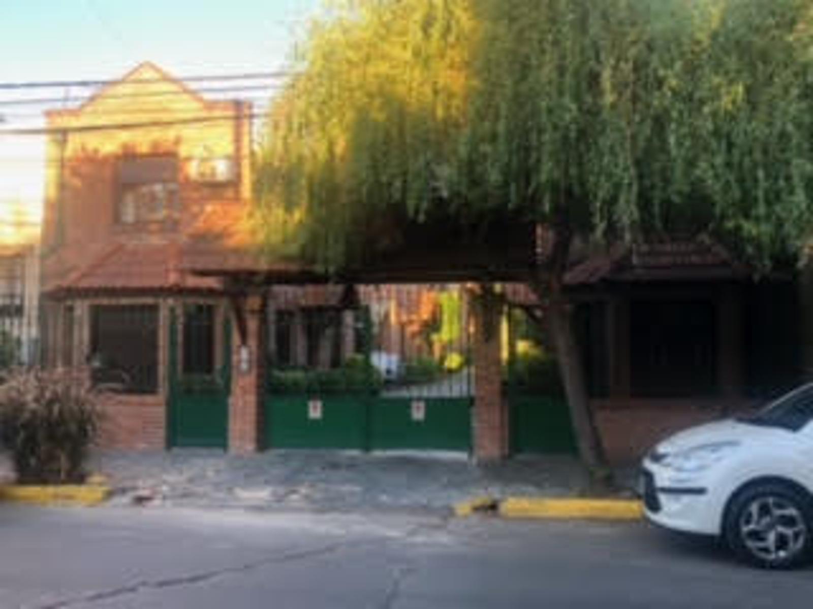 Impecable duplex 3 amb con cochera p/2 autos y patio en Villa Sarmiento — foto 2