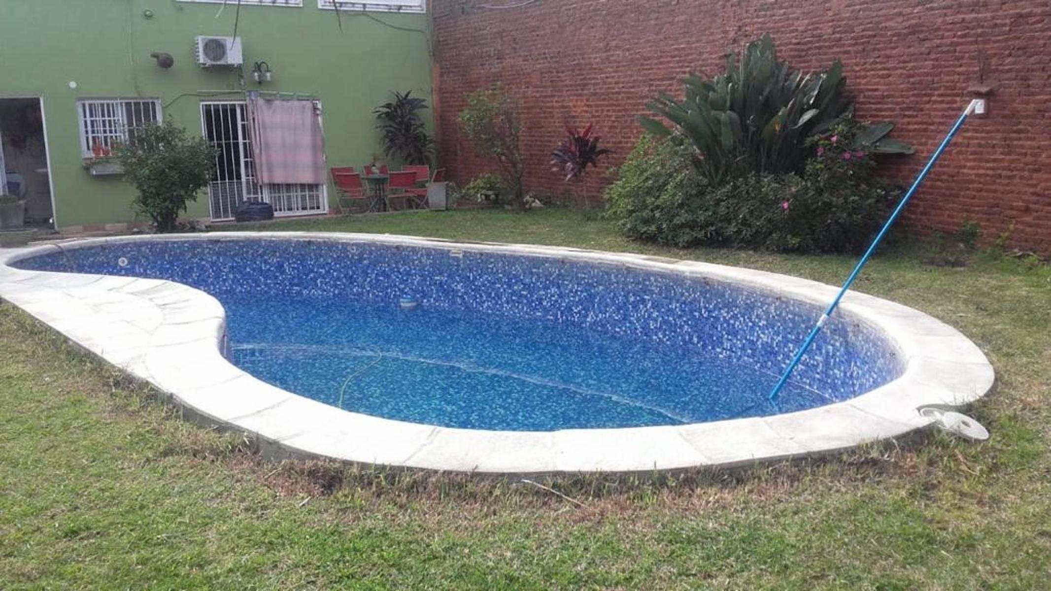 Espectacular casa 6 amb en la mejor zona de Haedo. Con un depto 2 amb al frente. . Excelente propiedad en impecable estado. En un lote de 11 x 30.