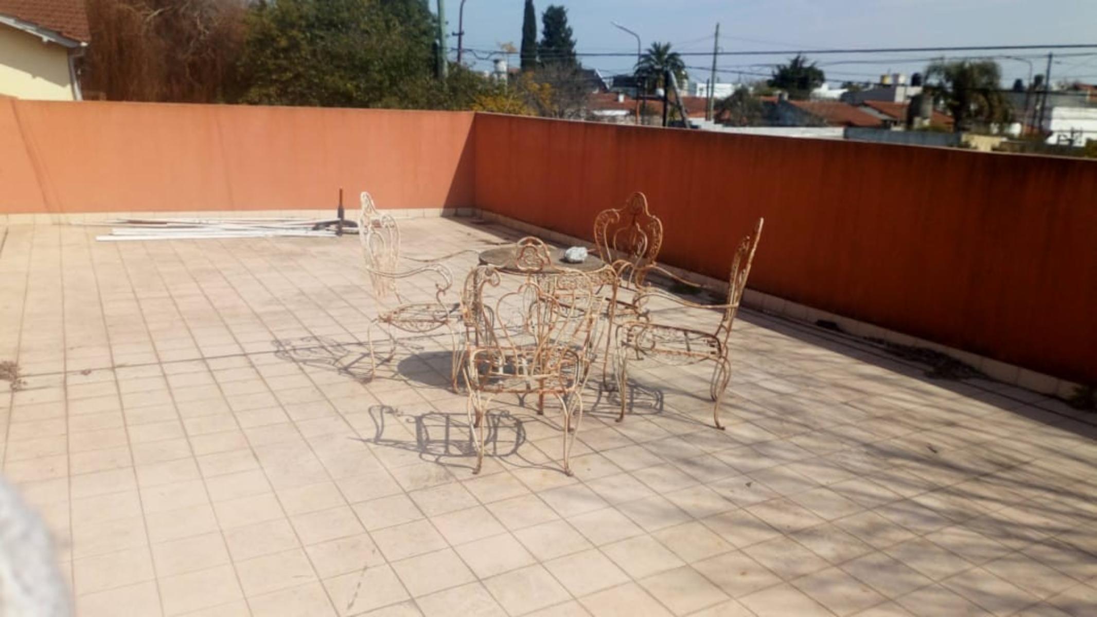 EXCELENTE CASA 6 AMB CON PISCINA +DEPTO 2 AMB — foto 3