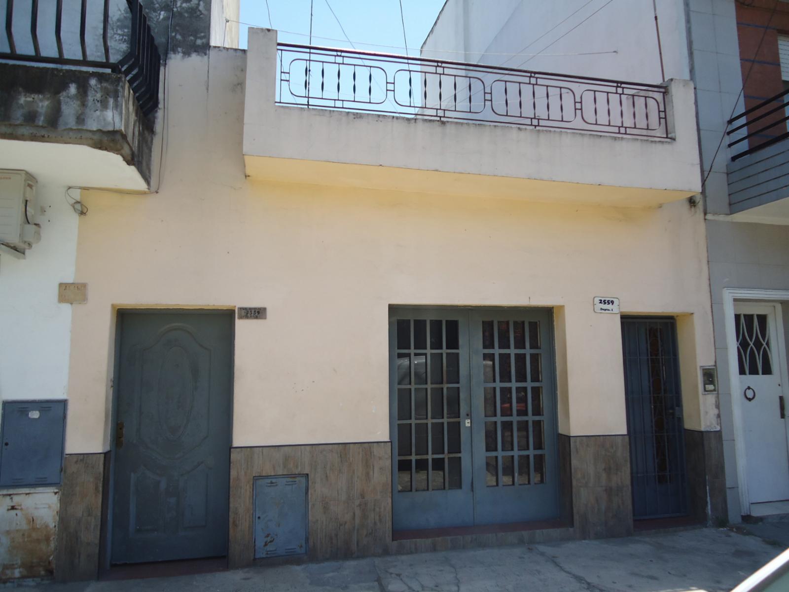 Depto T/Casa para 2 familias (Dto 3 amb en planta baja y 2 amb en planta alta)
