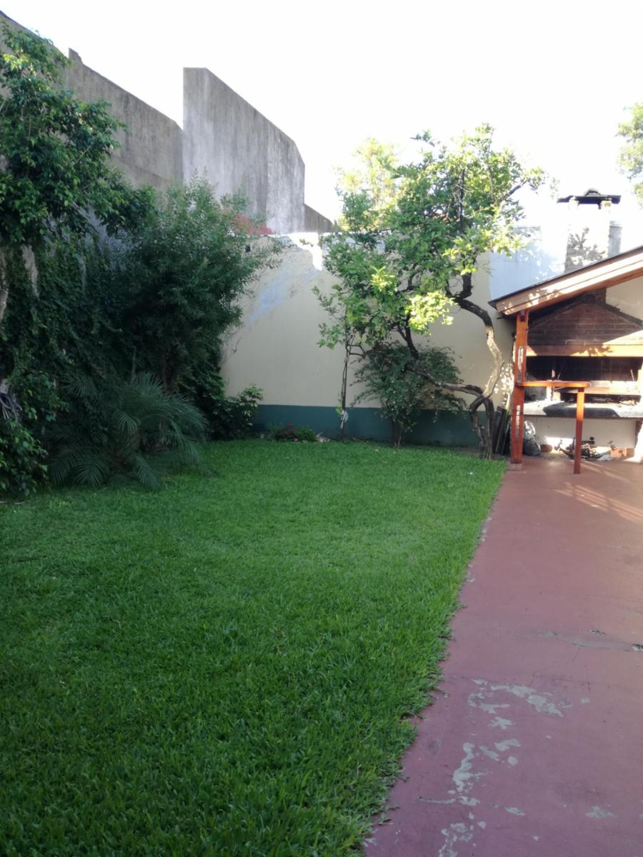 Excelente casa 5 ambientes con fondo, quincho y garaje