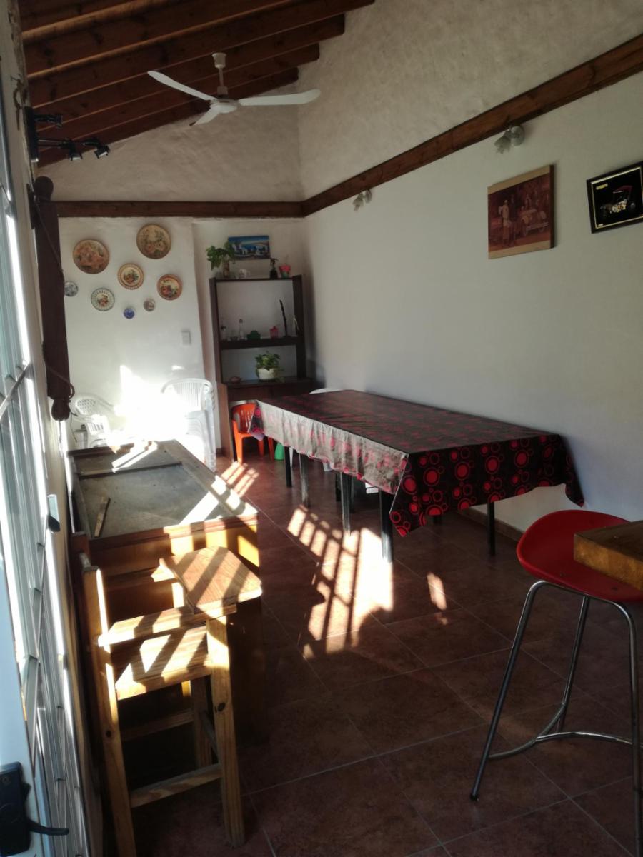 Excelente casa 5 ambientes con fondo, quincho y garaje — foto 2