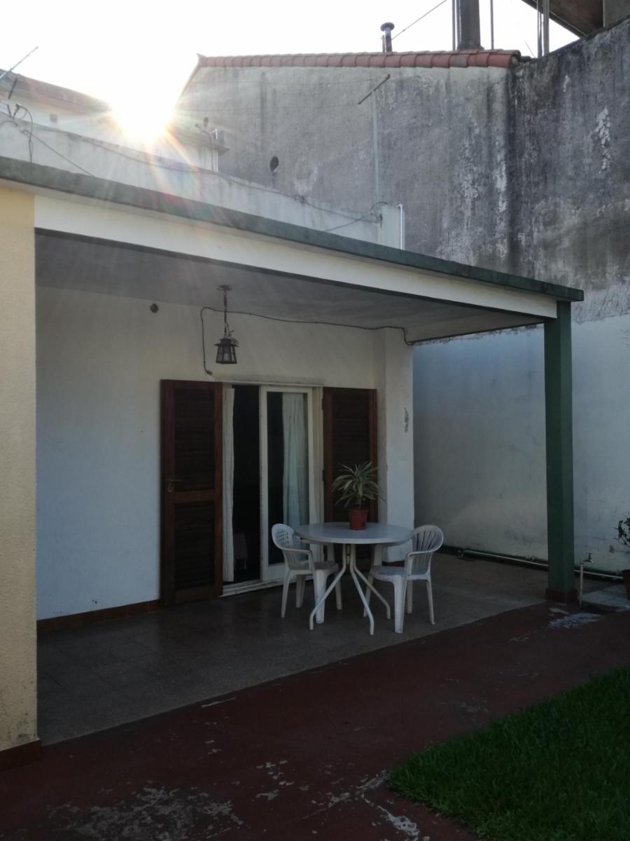 Excelente casa 5 ambientes con fondo, quincho y garaje — foto 5