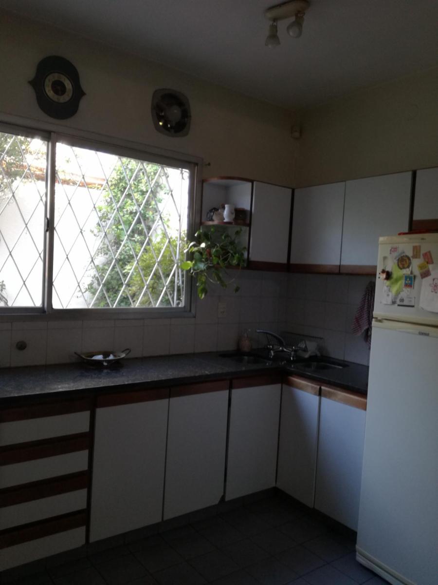 Excelente casa 5 ambientes con fondo, quincho y garaje — foto 6