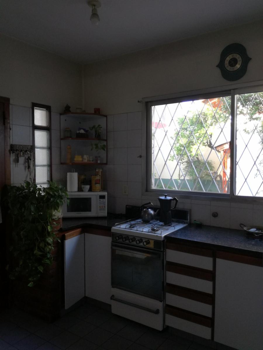 Excelente casa 5 ambientes con fondo, quincho y garaje — foto 7