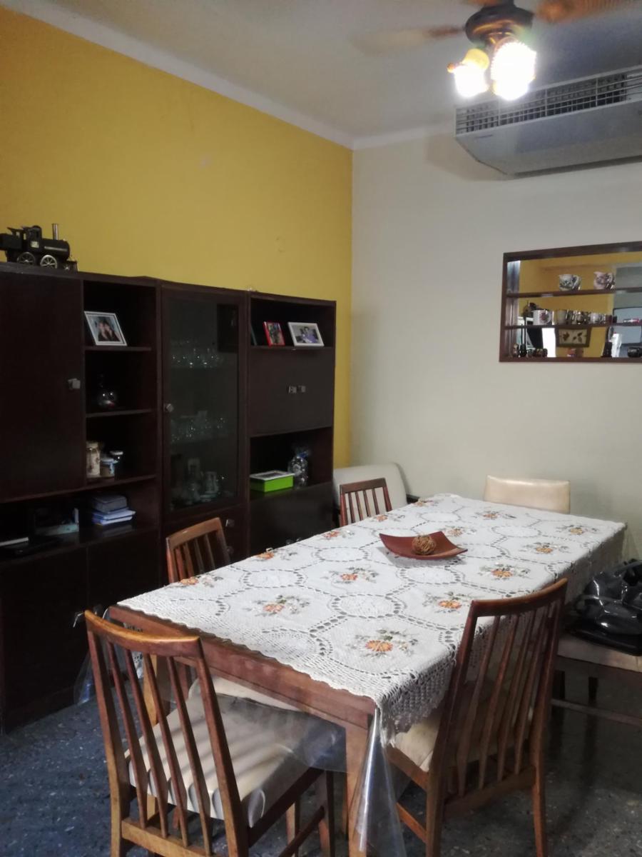 Excelente casa 5 ambientes con fondo, quincho y garaje — foto 9