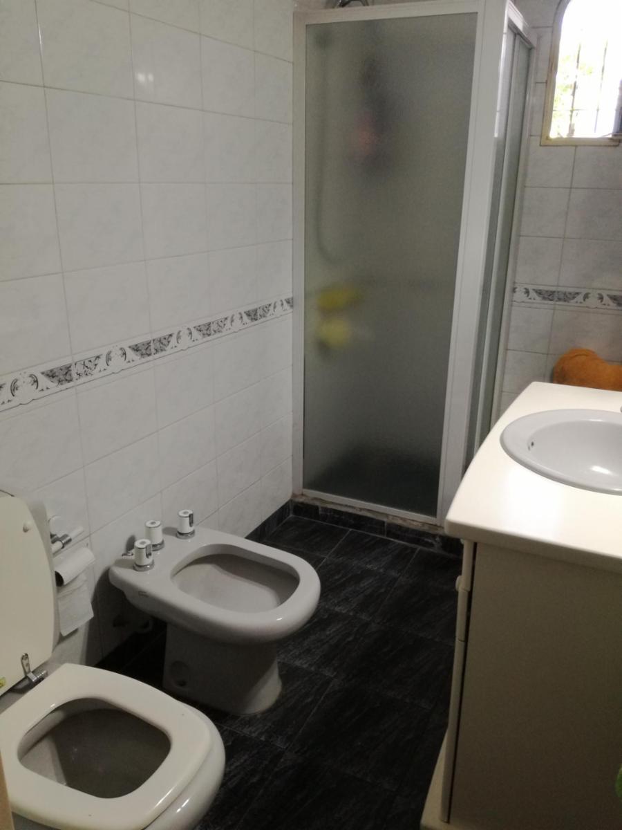Excelente casa 5 ambientes con fondo, quincho y garaje — foto 10