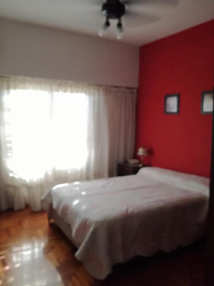 Excelente casa 5 ambientes con fondo, quincho y garaje — foto 15