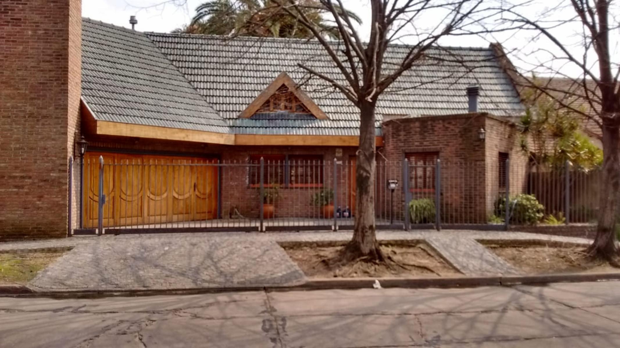 Gran Chalet 5 ambientes en excelente estado y ubicaciòn con gran parque
