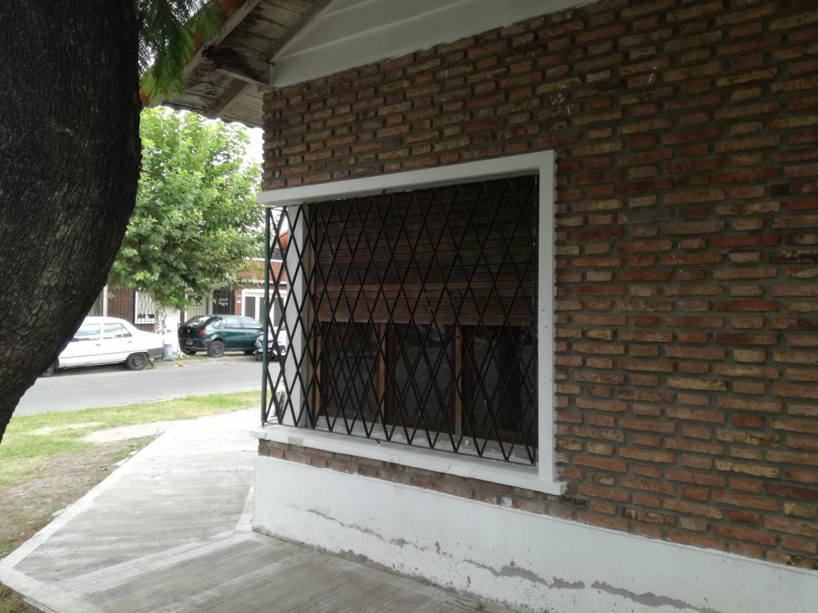 Chalet clasico 4 ambientes en esquina con fondo y garaje — foto 4