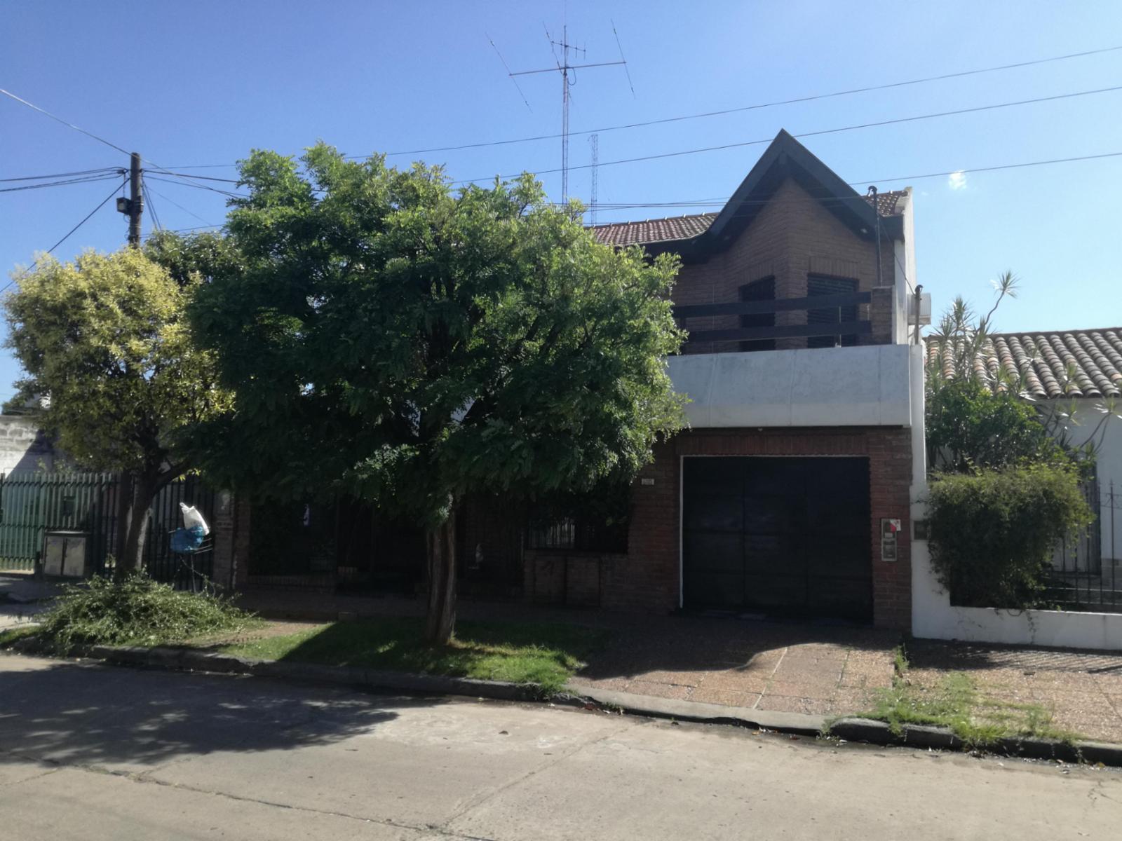 Excelente chalet 5 ambientes, con cochera pasante y otra casa 3 amb al fondo — foto 2