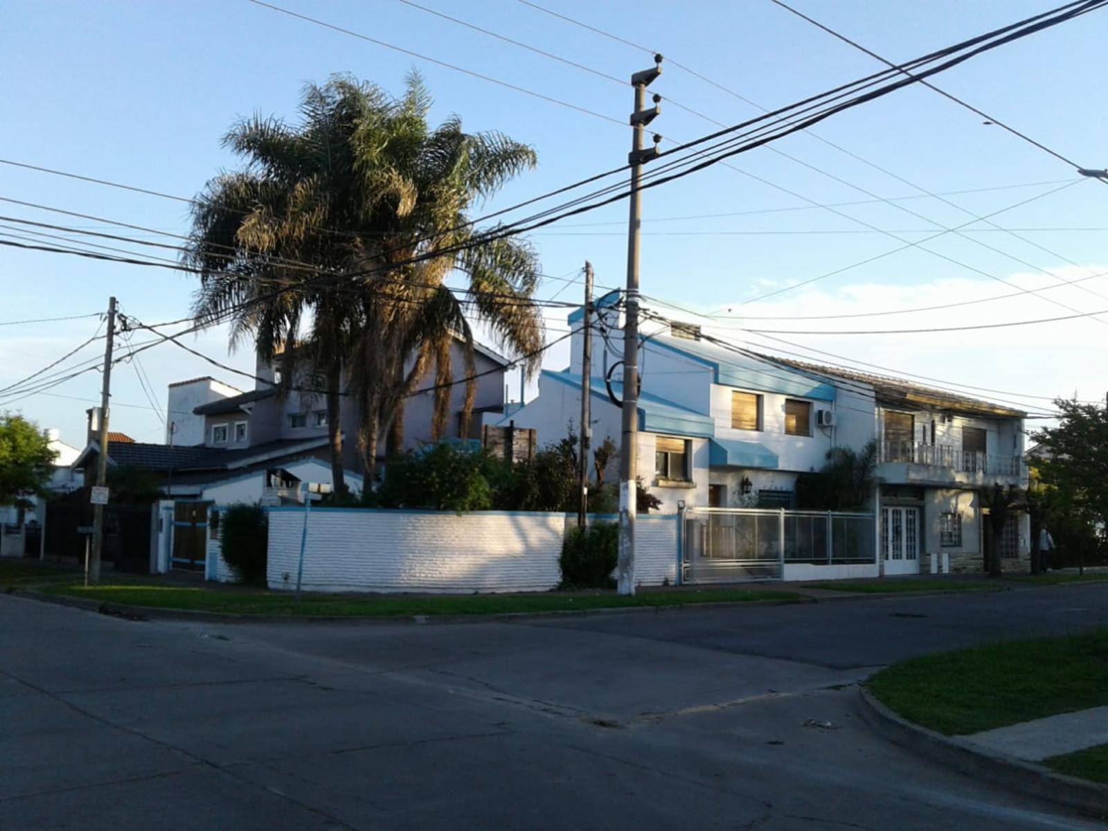 Hermoso chalet en esquina, 5 ambientes con cra y entrada p/auto — foto 2