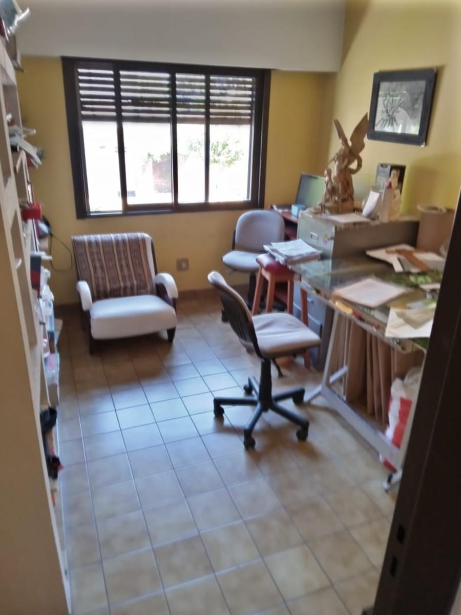 Hermoso chalet en esquina, 5 ambientes con cra y entrada p/auto — foto 4