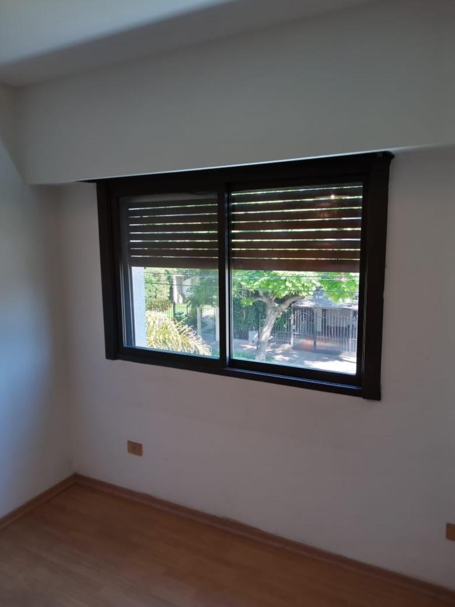 Hermoso chalet en esquina, 5 ambientes con cra y entrada p/auto — foto 5