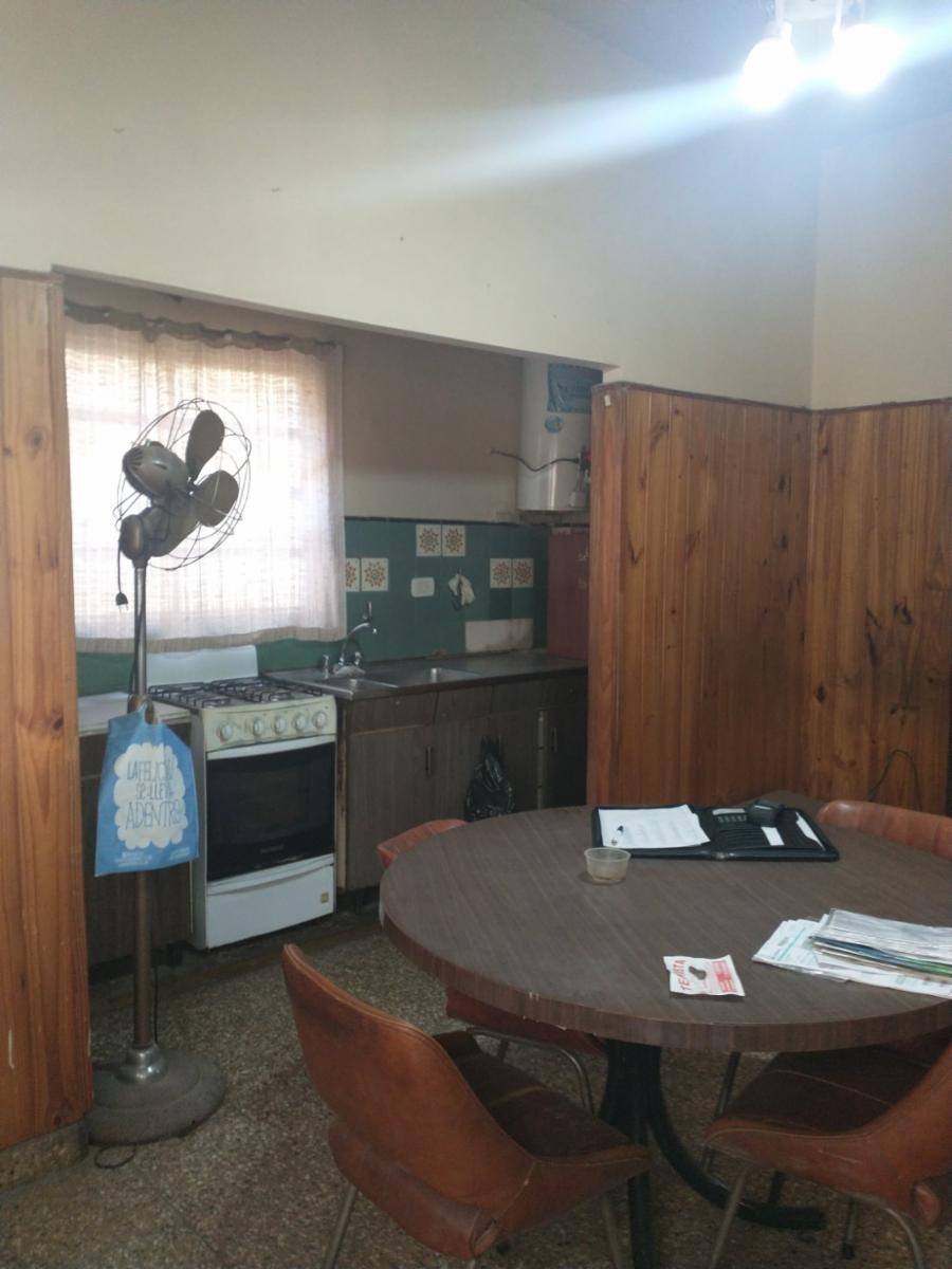 Casa 3 ambientes a refaccionar o lote ideal constructor — foto 3