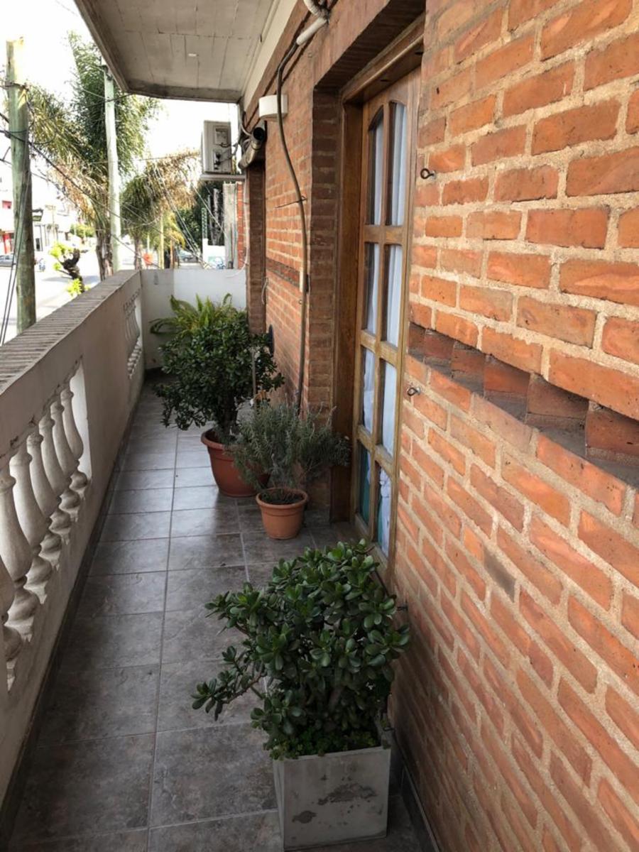 CASA EN PLANTA ALTA DE 4 AMBIENTES CON LOCAL