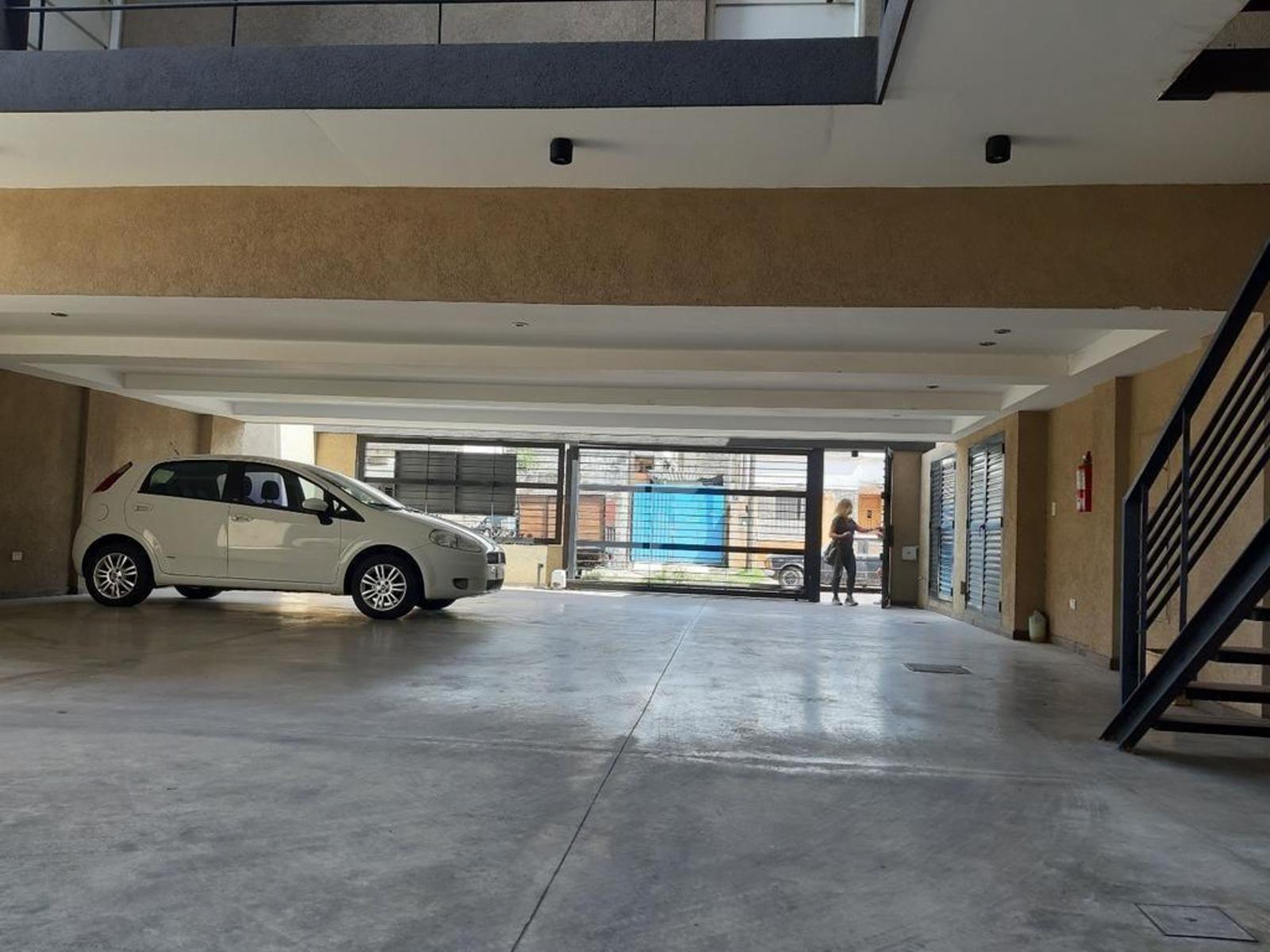 EXCELENTE DEPARTAMENTO DE 2 AMBIENTES AL FRENTE CON BALCÓN Y TERRAZA — foto 3