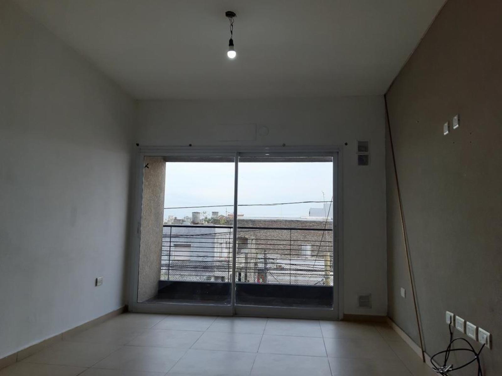 EXCELENTE DEPARTAMENTO DE 2 AMBIENTES AL FRENTE CON BALCÓN Y TERRAZA — foto 8
