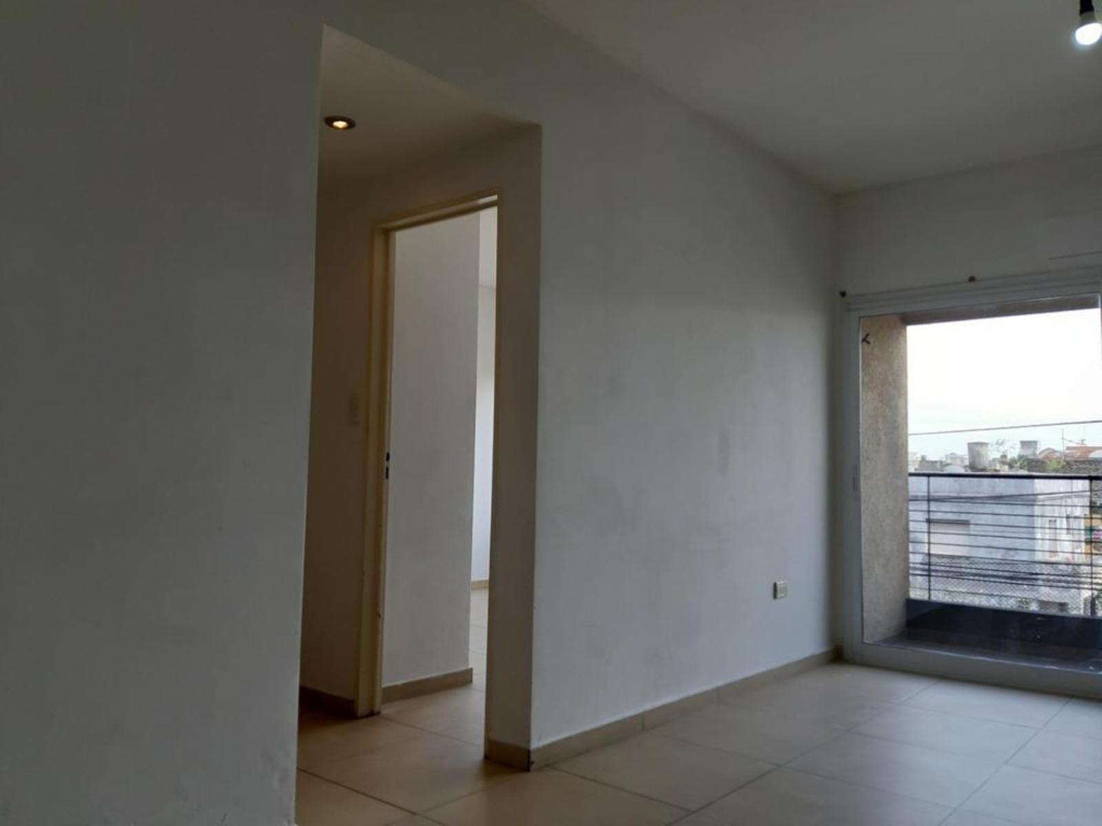 EXCELENTE DEPARTAMENTO DE 2 AMBIENTES AL FRENTE CON BALCÓN Y TERRAZA — foto 9