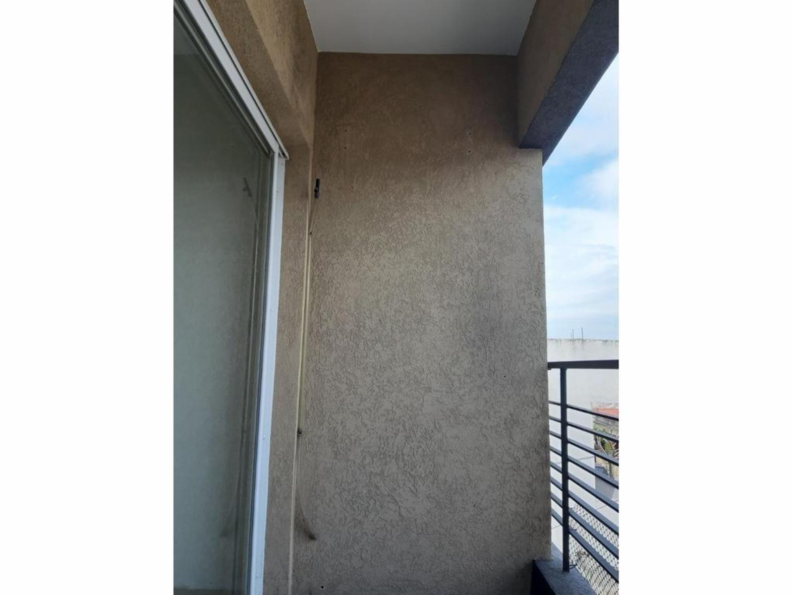 EXCELENTE DEPARTAMENTO DE 2 AMBIENTES AL FRENTE CON BALCÓN Y TERRAZA — foto 12