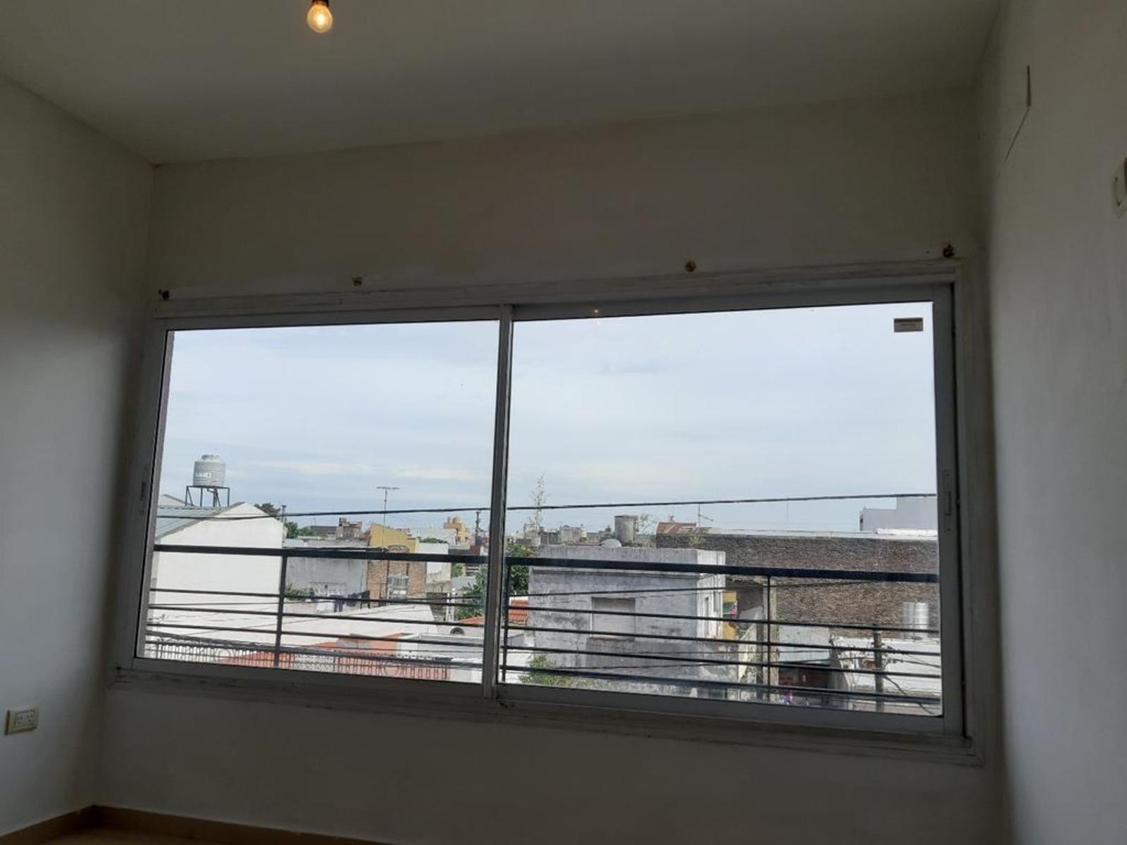 EXCELENTE DEPARTAMENTO DE 2 AMBIENTES AL FRENTE CON BALCÓN Y TERRAZA — foto 14