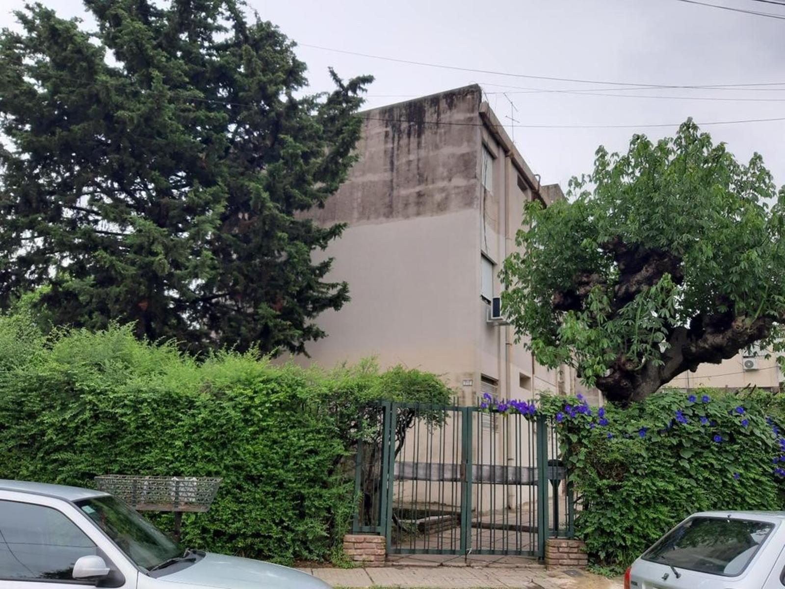 DEPARTAMENTO DE 3 AMBIENTES EN PRIMER PISO CON PARQUE EN COMÚN