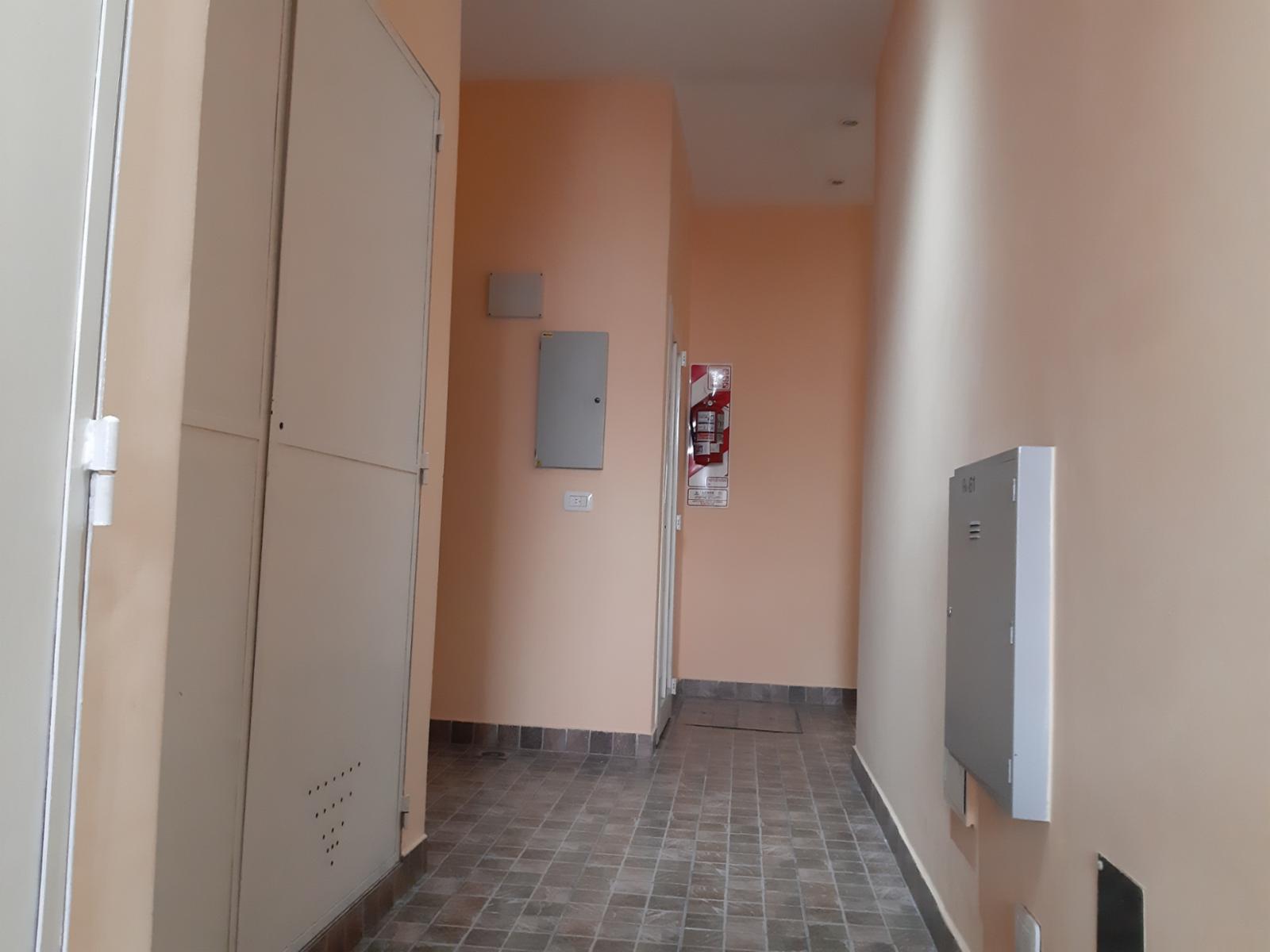 EXCELENTE MONOAMBIENTE CON BALCÓN Y ENTREPISO SOBRE AVENIDA SAN MARTÍN — foto 2